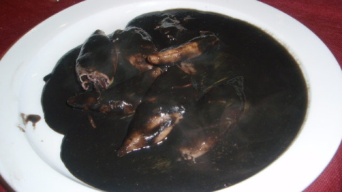 Foto: www.moverelbigote.com / Carlos Sanz Paricio. Wikimedia Commons. Licencia: CC BY 2.0. Calamares en su tinta.