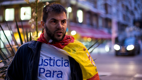 El cabo Iván Ramos, que acompaña al también exmilitar Andrés Merino en su huelga de hambre frente a la sede del Ministerio de Defensa, en Madrid. JAIRO VARGAS