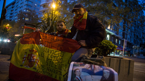 El exmilitar Andrés Merino (izq), junto al cabo Iván Ramós (der), frente a la entrada del la sede del Ministerio de Defensa en Madrid. JAIRO VARGAS El exmilitar Andrés Merino (izq), junto al cabo Iván Ramós (der), frente a la entrada del la sede del Ministerio de Defensa en Madrid. JAIRO VARGAS