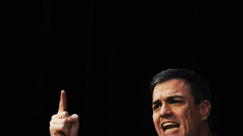 El secretario general del PSOE, Pedro Sánchez, durante su intervención en un encuentro con militantes y simpatizantes de Cantabria. / ESTEBAN COBO (EFE) El secretario general del PSOE, Pedro Sánchez, durante su intervención en un encuentro con militantes y simpatizantes de Cantabria. / ESTEBAN COBO (EFE)