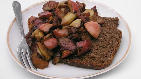 Æbleflæsk. Cerdo con manzanas danés. Foto: Nillerdk, CC BY-SA 4.0/ Wikimedia Commons. Æbleflæsk