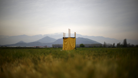 Un inodoro en medio de un campo vacío en las afueras de Santiago de Chile (Chile). REUTERS / Ivan Alvarado