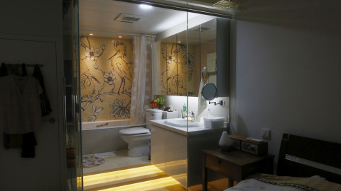 El cuarto del baño dentro del dormitorio principal en una vivienda en Hong Kong (China). REUTERS / Bobby Yip