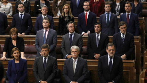 Los diputados del PP, durante el minuto de silencio, que se guardó en el Congreso de los Diputados por la memoria de Rita Barberá. | SERGIO BARRENECHEA (EFE) Los diputados del PP, durante el minuto de silencio, que se guardó en el Congreso de los Diputados por la memoria de Rita Barberá. | SERGIO BARRENECHEA (EFE)