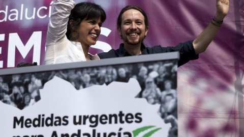 El secretario general de Podemos, Pablo Iglesias, y la candidata a la Presidencia de la Junta de Andalucía, Teresa Rodríguez, al inicio del acto político de ayer en Málaga. /EFE El secretario general de Podemos, Pablo Iglesias, y la candidata a la Presidencia de la Junta de Andalucía, Teresa Rodríguez, al inicio del acto político de ayer en Málaga. /EFE