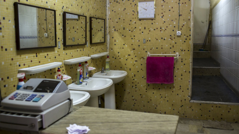 Una caja registradora junto a la entrada de un baño público para mujeres en  Argel (Argelia). REUTERS / Zohra Bensemra