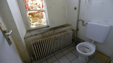 El inodoro de un albergue para solicitantes de asilo en Augsburgo, cerca de Munich (Alemania). REUTERS / Michaela Rehle