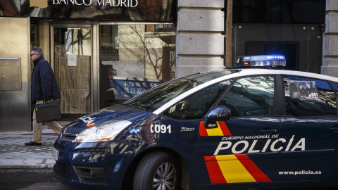 Un vehículo de la Policía delante de la sede de Banco de Madrid. REUTERS Un vehículo de la Policía delante de la sede de Banco de Madrid. REUTERS