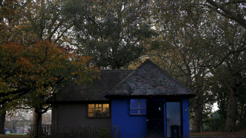 Un baño público en London Fields, al este de la capital británica. REUTERS / Marika Kochiashvili
