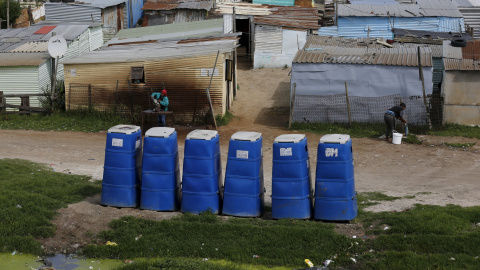 Unos aseos portátiles delante de unas chozas en Ciudad del Cabo (Sudáfrica). REUTERS / Mike Hutchings