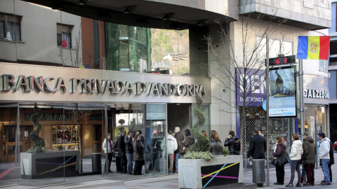 Clientes de Banca Privada d'Andorra (BPA) hacían cola a primera hora de la mañana a las puertas de algunas sucursales de esta entidad en Andorra para poder retirar dinero de sus cuentas. EFE/ANA/Mayte Barrachina Clientes de Banca Privada d'Andorra (BPA) hacían cola a primera hora de la mañana a las puertas de algunas sucursales de esta entidad en Andorra para poder retirar dinero de sus cuentas. EFE/ANA/Mayte Barrachina