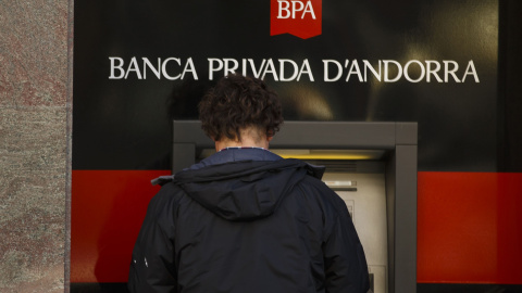 Un cliente utiliza un cajero automático en la sede de Banca Privada D'Andorra (BPA), en Escaldes-Engordany (Andorra). REUTERS/Sergio Perez Un cliente utiliza un cajero automático en la sede de Banca Privada D'Andorra (BPA), en Escaldes-Engordany (Andorra). REUTERS/Sergio Perez