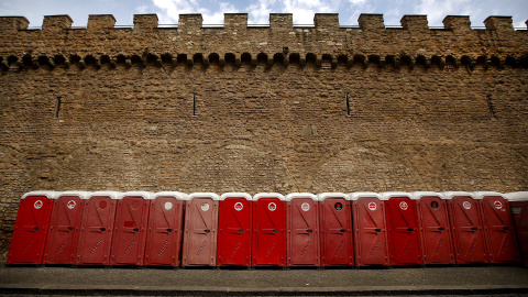 Aseos portátiles alieados junto a una muralla en el centro de Roma (Italia). REUTERS / Tony Gentile