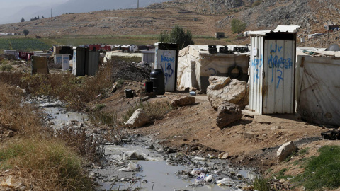 Los inodoros donados por UNICEF y World Vision cerca de las tiendas de campaña en un campamento de refugiados de Siria en el valle de Bekaa (Líbano). REUTERS / Jamal Saidi