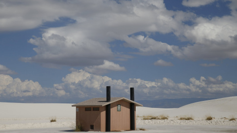 Un bloque de urinarios en el parque nacional White Sands, cerca de Alamogordo, Nuevo México (EEUU). REUTERS / Shannon Stapleton
