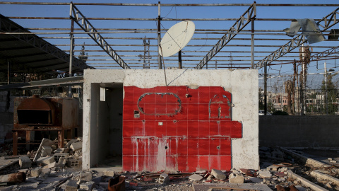 Un inodoro dañado en medio de los escombros en la ciudad de Douma, al este de Damasco (Siria). REUTERS / Bassam Khabieh