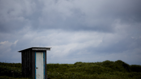 Una cabina con inodoro en medio del campo en la isla de Kunashir, del archipiélago de las Kuriles (Rusia). REUTERS / Thomas Peter