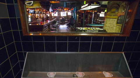 Un espejo unidireccional sobre los urianrios de una taberna Chicago (EEUU). REUTERS / Jim Young