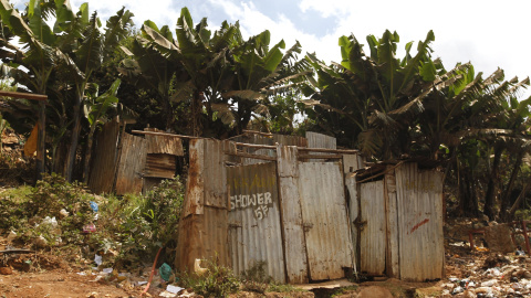 Un baño público de chapas de metal oxidado en el barrio marginal de Kibera, en Nairobi (Kenia). REUTERS / Thomas Mukoya