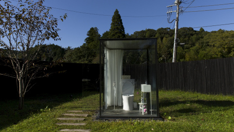 Un aseo con paredes en un jardín vallado en la estación de tren Itabu, en la prefectura de Chiba, al este de Tokio (Japón). REUTERS / Thomas Peter