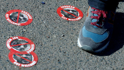 Pegatinas con la efigie de Recep Tayyip Erdogan, en una protesta contra el presidente de Turquía en la ciudad alemana de Colonia. REUTERS/Ralph Orlowski Pegatinas con la efigie de Recep Tayyip Erdogan, en una protesta contra el presidente de Turquía en la ciudad alemana de Colonia. REUTERS/Ralph Orlowski