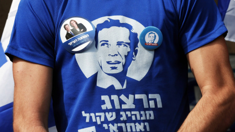 Un partidario de la Unión Sionista de centro-izquierda lleva una camiseta que muestra el rostro de uno de los líderes entre los que se debaten las elecciones, el laborista Yitzhak Herzogfuera, del partido centro-izquierdista Unión Sionista.