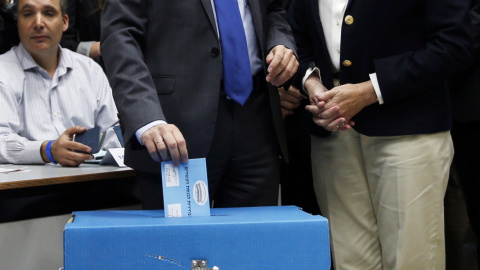 Isaac Herzog, co -líder del partido de centro izquierda sionista Unión, junto a su mujer Michal, cuando se disponía a emitir su voto en las elecciones parlamentarias en un colegio electoral de Tel Aviv./ REUTERS