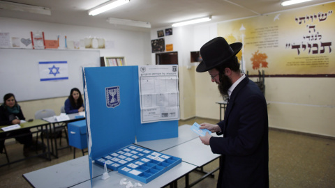 Un hombre judío ultra-ortodoxo vota en un colegio electoral de Jerusalén./ REUTERS