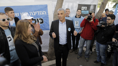 Moshe Kahlon, jefe del nuevo partido centrista Kulanu (Todos nosotros), habla a los miembros de los medios de comunicación fuera de un colegio electoral en la ciudad norteña de Haifa (Israel)./ REUTERS