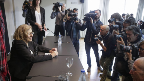 La exjuez Manuela Carmena en la presentación de su lista y proyecto con los que aspira a obtener en primarias la candidatura por Ahora Madrid al Ayuntamiento. EFE/Emilio Naranjo La exjuez Manuela Carmena en la presentación de su lista y proyecto con los que aspira a obtener en primarias la candidatura por Ahora Madrid al Ayuntamiento. EFE/Emilio Naranjo