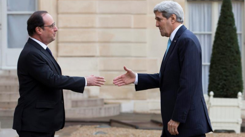 El presidente galo, François Hollande (izq), saluda al secretario de Estado de EE.UU., John Kerry.  EFE/Ian Langsdon