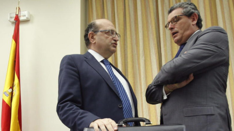 Ricardo Tarno (der), portavoz del PP en la comisión de Defensa, charla con Ramón Álvarez de Miranda, presidente del Tribunal de Cuentas, en una imagen de archivo. EFE Ricardo Tarno (der), portavoz del PP en la comisión de Defensa, charla con Ramón Álvarez de Miranda, presidente del Tribunal de Cuentas, en una imagen de archivo. EFE