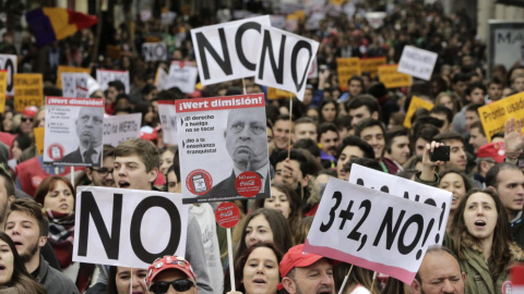 La manifestación contra el nuevo decreto universitario de Wert reunió a miles de estudiantes el pasado mes de febrero. EFE La manifestación contra el nuevo decreto universitario de Wert reunió a miles de estudiantes el pasado mes de febrero. EFE