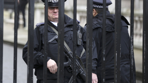 Dos policías vigilan los alrededores de Downing Street en Londres. REUTERS/Paul Hackett