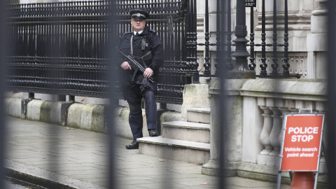 Un policía británico vigila las inmediaciones de Downing Street. REUTERS/Paul Hackett