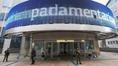 El Parlamento Europeo es custodiado por soldados en Bruselas. La entrada al Parlamento Europeo en Bruselas es custodiado por soldados. REUTERS/Yves Herman