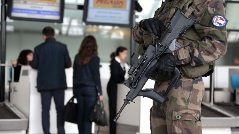 Un soldado en el aeropuerto de Niza, tras los atentados de París. REUTERS/Eric Gaillard
