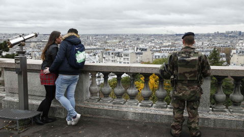 Un soldado en los exteriores de la Basílica del Sagrado Corazón de París. REUTERS/Benoit Tessier