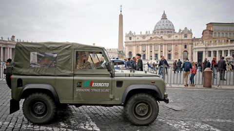 Soldados patrullan junto a la plaza de San Pedro en Roma, Italia. EFE