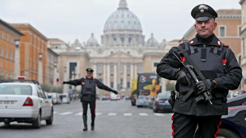 Agentes de policía italianos patrullan junto a la plaza de San Pedro en Roma, Italia. EFE