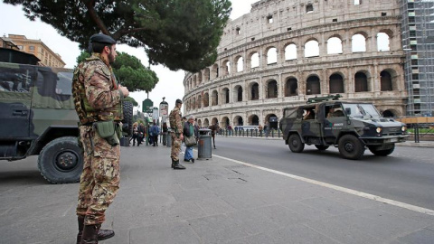 Soldados permanecen en guardia ante el Coliseo en Roma, Italia. EFE
