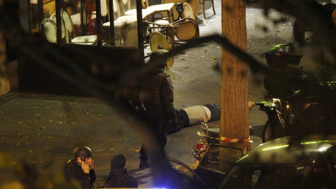 Agentes de la Policía francesa junto a una de las víctimas del ataque terrorista a la sala de conciertos Bataclán, en París, el pasado viernes. . EFE/EPA/YOAN VALAT Agentes de la Policía francesa junto a una de las víctimas del ataque terrorista a la sala de conciertos Bataclán, en París, el pasado viernes. . EFE/EPA/YOAN VALAT