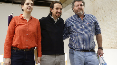 El secretario general de Podemos, Pablo Iglesias, junto a Juantxo López de Uralde, de Equo, y Marta Victoria Pérez, coordinadora del grupo Nuevo Modelo Energético de la formación morada. EFE/Chema Moya El secretario general de Podemos, Pablo Iglesias, junto a Juantxo López de Uralde, de Equo, y Marta Victoria Pérez, coordinadora del grupo Nuevo Modelo Energético de la formación morada. EFE/Chema Moya