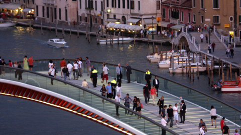Varia personas cruzan el Puente de la Constitución, en Venecia. Varia personas cruzan el Puente de la Constitución, en Venecia.
