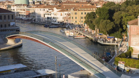 El Puente de la Constitución, sobre el Gran Canal de Venecia. El Puente de la Constitución, sobre el Gran Canal de Venecia.