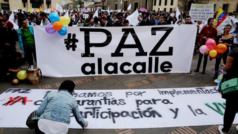 Cientos de personas se congregan en la Plaza de Bolívar para observar la firma del nuevo acuerdo de paz, que termina 52 años de conflicto armado interno, este jueves en Bogotá (Colombia). / EFE Cientos de personas se congregan en la Plaza de Bolívar para observar la firma del nuevo acuerdo de paz, que termina 52 años de conflicto armado interno, este jueves en Bogotá (Colombia). / EFE
