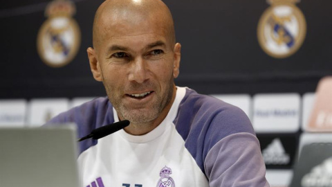 El entrenador del Real Madrid, Zinedine Zidane, durante la rueda de prensa que ha ofrecido. /EFE El entrenador del Real Madrid, Zinedine Zidane, durante la rueda de prensa que ha ofrecido. /EFE