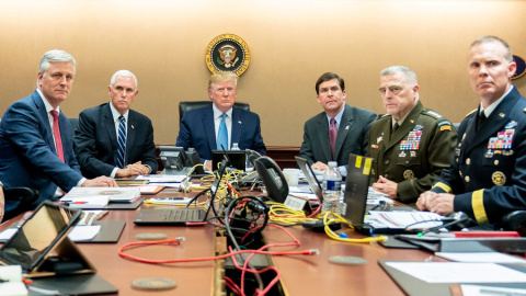Foto facilitada por la Casa Blanca del presidente de los Estados Unidos, Donald Trump, el vicepresidente de los Estados Unidos, Mike Pence (2i), el secretario de Defensa de los Estados Unidos, Mark Esper (3d), junto con los miembros del eq Foto facilitada por la Casa Blanca del presidente de los Estados Unidos, Donald Trump, el vicepresidente de los Estados Unidos, Mike Pence (2i), el secretario de Defensa de los Estados Unidos, Mark Esper (3d), junto con los miembros del equ