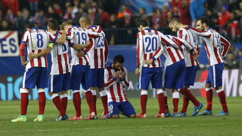 Los jugadores del Atlético durante la tanda de penaltis, con Arda de espaldas y de rodillas. - EFE Los jugadores del Atlético durante la tanda de penaltis, con Arda de espaldas y de rodillas. - EFE