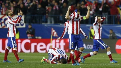 Los jugadores del Atlético de Madrid celebran la victoria ante el Bayer Leverkusen.- EFE Los jugadores del Atlético de Madrid celebran la victoria ante el Bayer Leverkusen.- EFE
